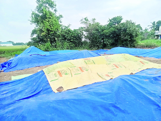 కారు మబ్బులు.. రైతుల బెంబేలు 1