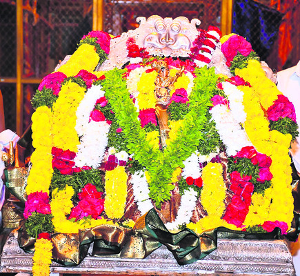 ఆండాళ్‌ దేవికి ఊంజల్‌ సేవ 
3