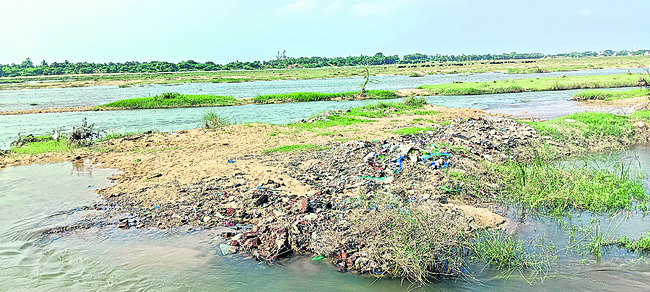 ● ఇసుక తవ్వేయడంతో భారీ గోతులు ● వరద పారుతున్నా యంత్రాలత2