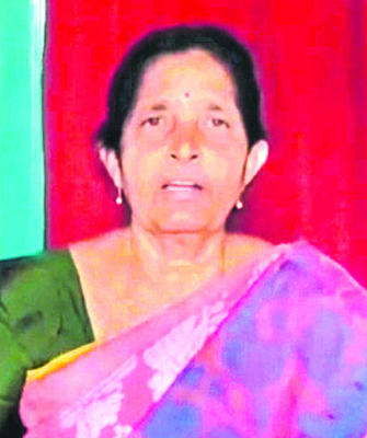 రోడ్డు మీద నోట్లను వెదజల్లి వృద్ధుడికి టోకరా   2