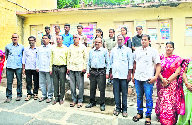 జెడ్పీ ఉద్యోగులకు పదోన్నతి 1