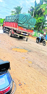 నిధులు పుష్కలం.. రహదారి అధ్వానం 1