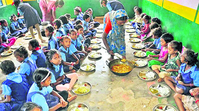 అరటిగెలలో గంజాయి, సిగరెట్లు1