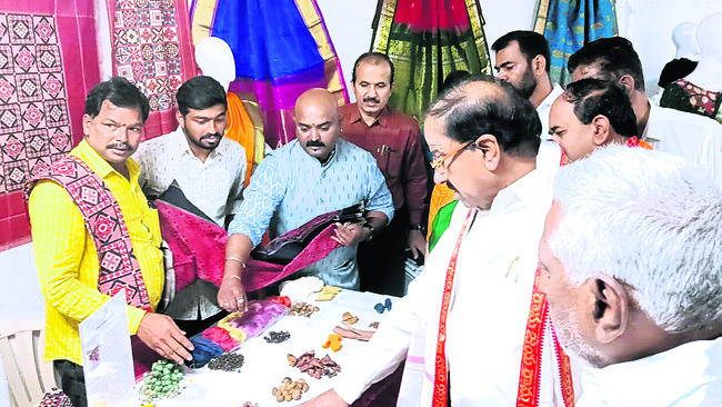 ఆండాళ్‌ దేవికి ఊంజల్‌ సేవ 
1