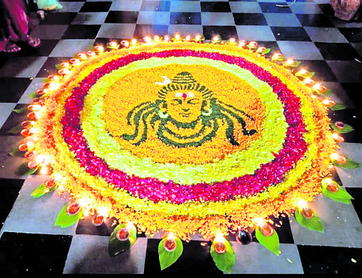 భక్తిశ్రద్ధలతో పోలిపాడ్యమి దీపారాధన
1