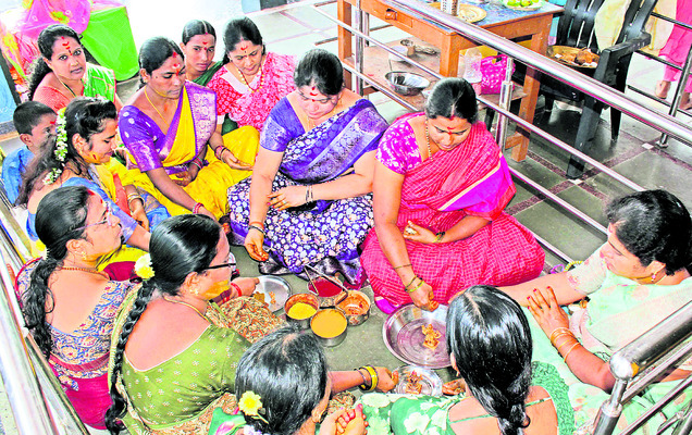 భక్తిశ్రద్ధలతో పోలిపాడ్యమి దీపారాధన
2