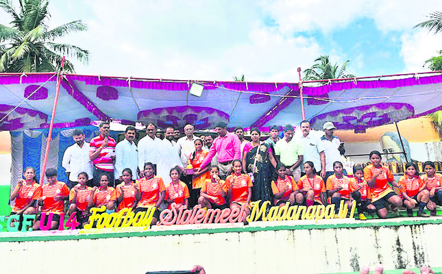 ఫుట్‌బాల్‌ విజేతలు విశాఖ, అనంతపురం జట్లు1