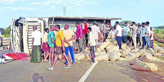 ● ధాన్యం సంచుల కింద పడి ఒకరు మృతి ● ఆరుగురికి తీవ్ర గాయ1