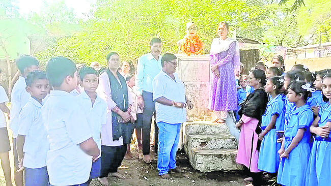 ఠకురాణి మందిరం   అభివృద్ధికి రూ. లక్ష విరాళం 1