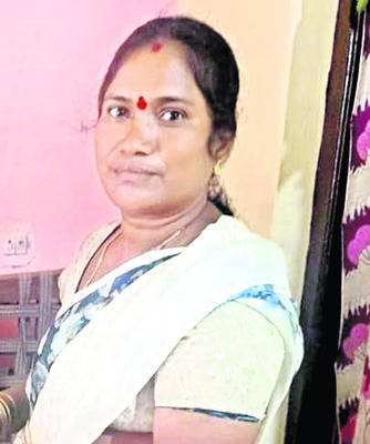 ఇసుక ట్రాక్టర్‌ ఢీకొని వెలుగు వీవోఏ మృతి2