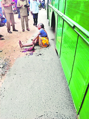 రోడ్డు మీద నోట్లను వెదజల్లి వృద్ధుడికి టోకరా   1