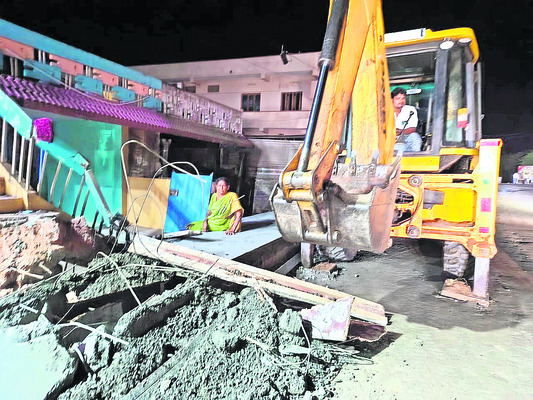 ఎమ్మెల్యే కాకర్ల అనుచరుల ఇష్టారాజ్యం 1