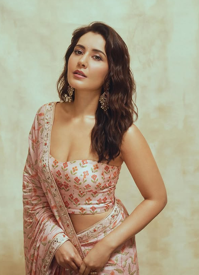 Raashi khanna looks mesmarizing in premium saree11