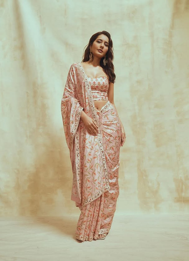 Raashi khanna looks mesmarizing in premium saree12