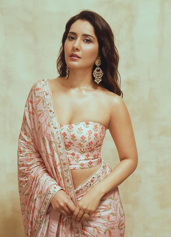 Raashi khanna looks mesmarizing in premium saree13