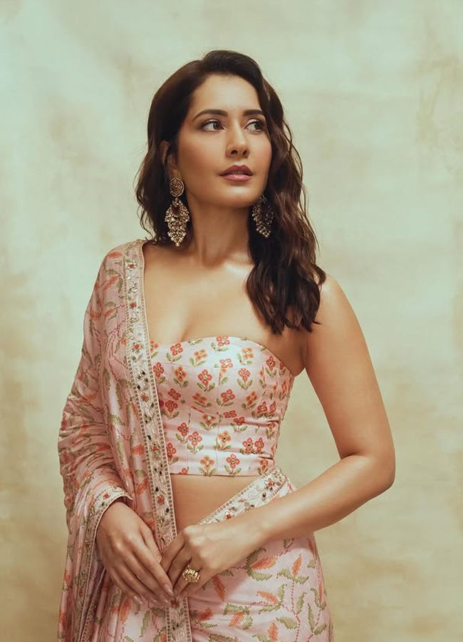 Raashi khanna looks mesmarizing in premium saree9