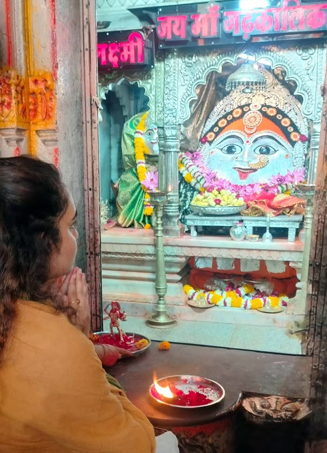 Telugu actress soniya singh visit to temples12