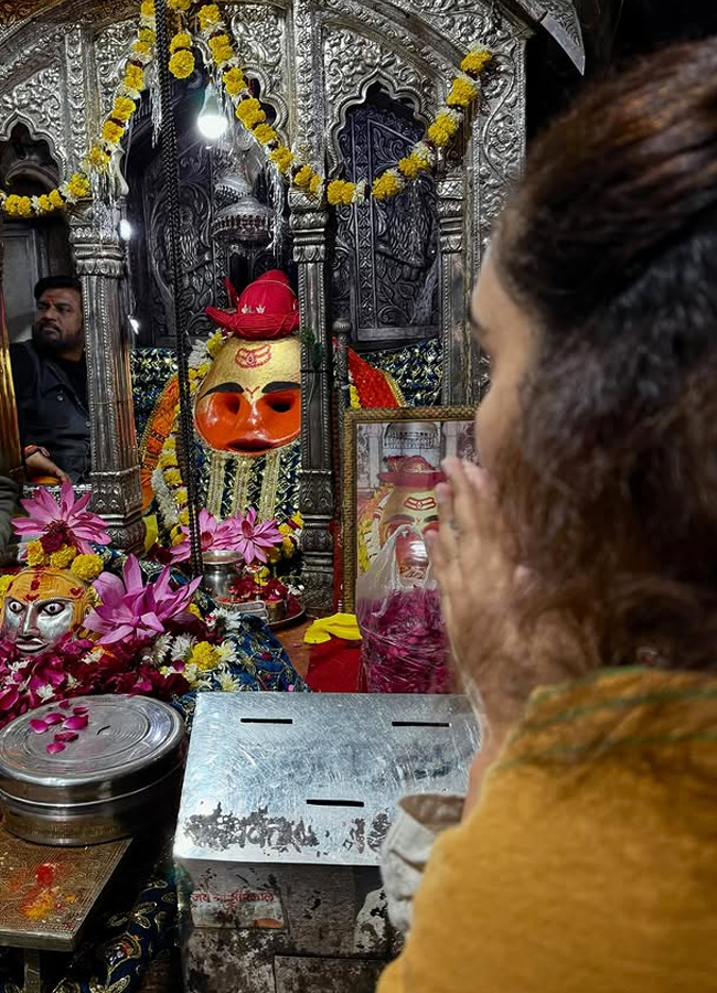 Telugu actress soniya singh visit to temples13