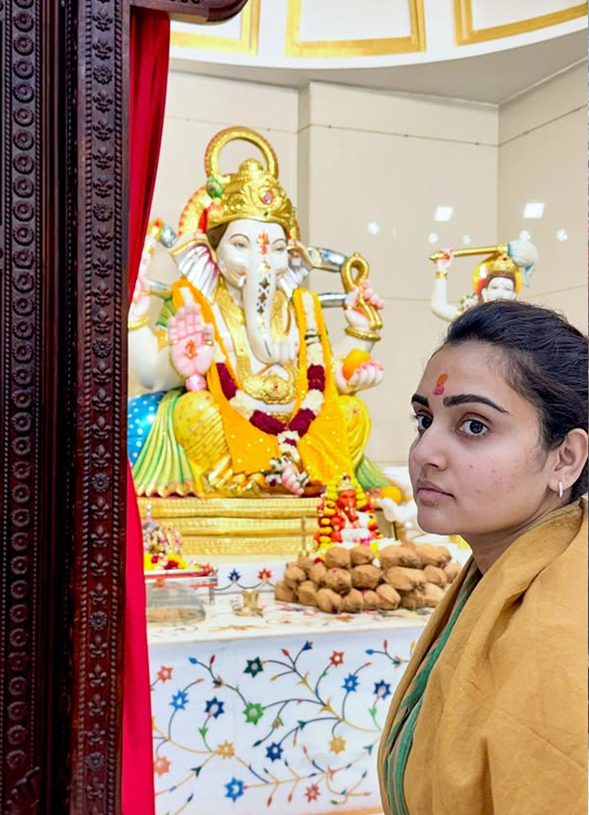 Telugu actress soniya singh visit to temples3