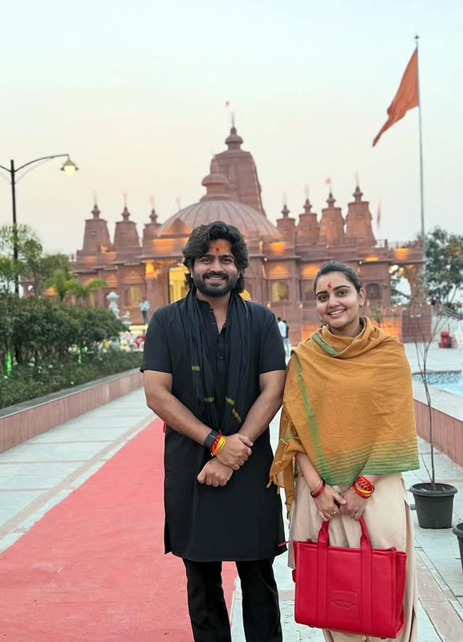 Telugu actress soniya singh visit to temples4