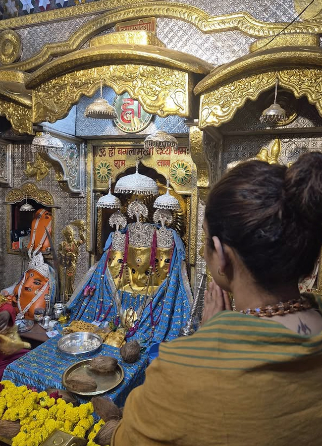 Telugu actress soniya singh visit to temples5