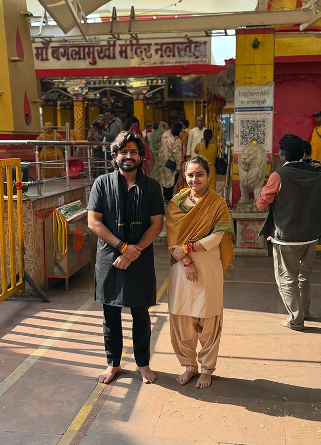 Telugu actress soniya singh visit to temples6