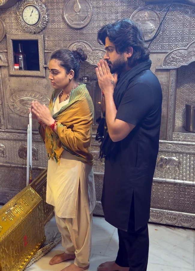 Telugu actress soniya singh visit to temples7