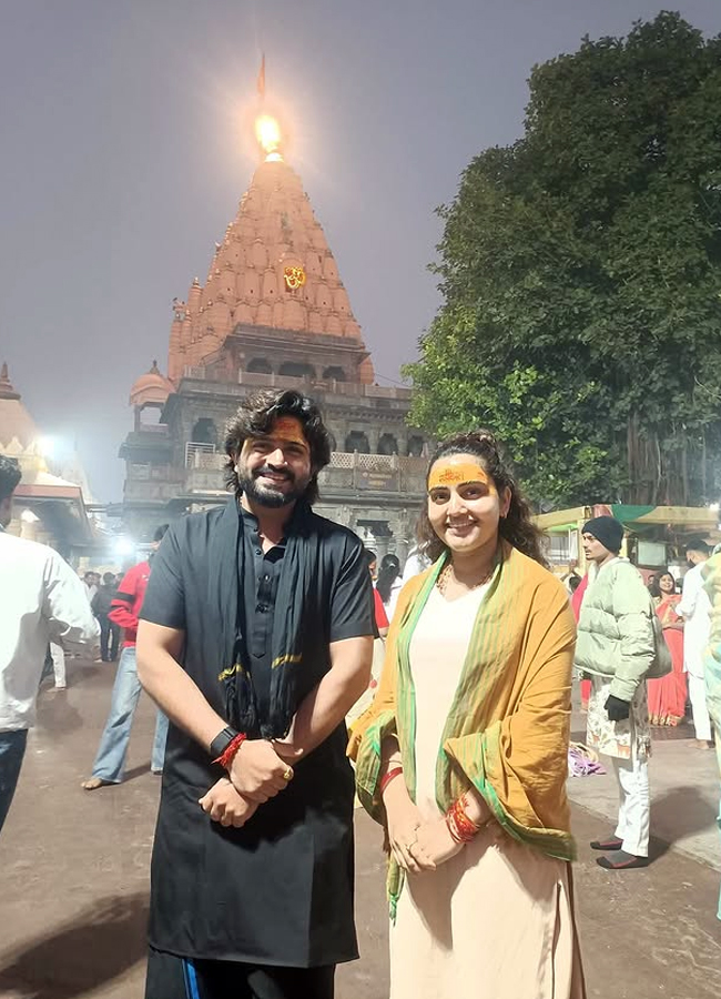 Telugu actress soniya singh visit to temples8