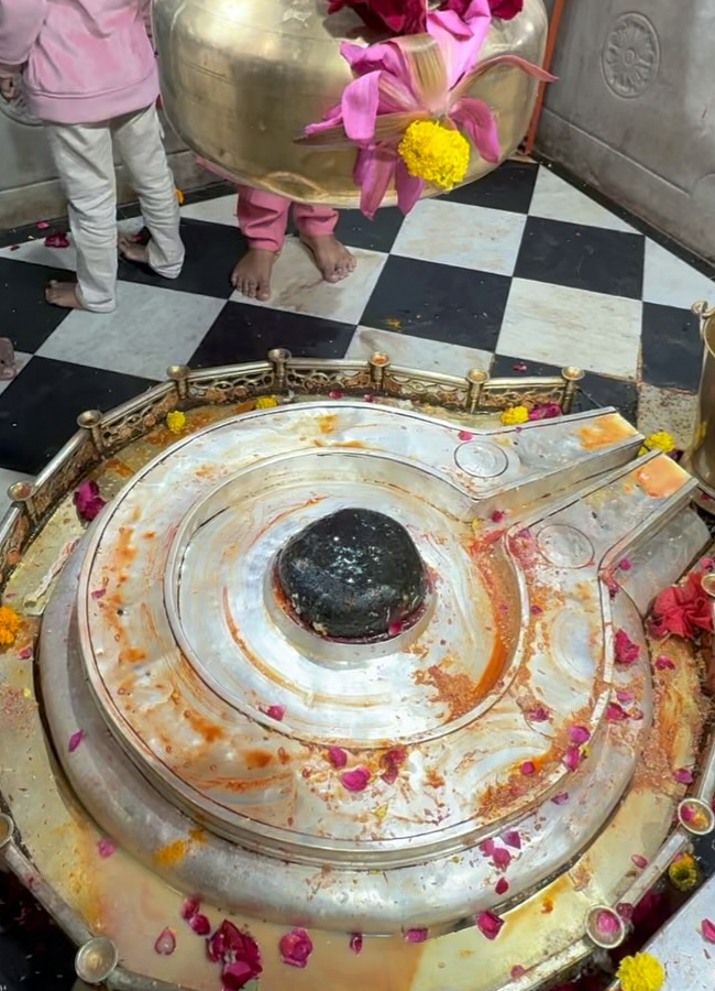 Telugu actress soniya singh visit to temples10