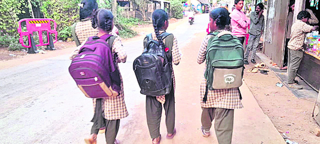 ఏంబ్యాగున్నాయని.. 1