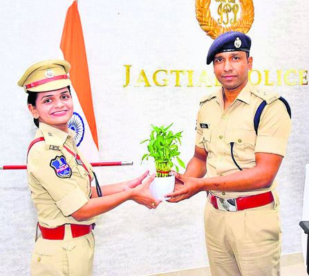 బాధ్యతలు స్వీకరించిన   అడిషనల్‌ ఎస్పీ1