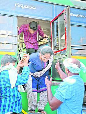 చెట్టును ఢీకొన్న ఆర్టీసీ బస్సు 2