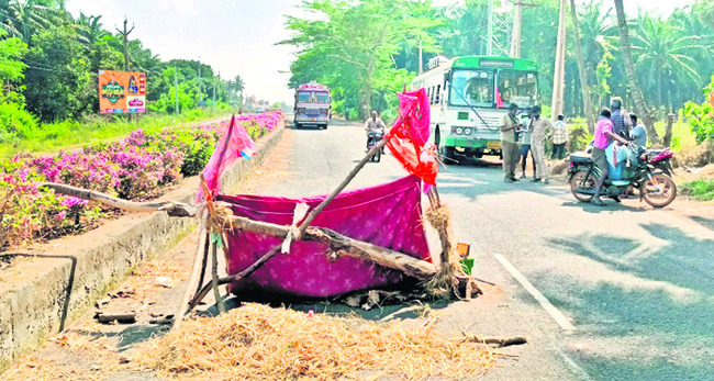 చెట్టును ఢీకొన్న ఆర్టీసీ బస్సు 1