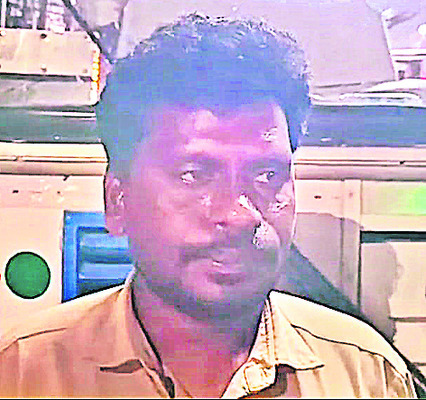 ఆర్టీసీ డ్రైవర్‌పై మందుబాబుల దాడి1