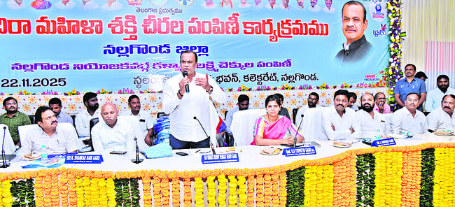 మహిళలందరికీ చీరలు ఇస్తాం1