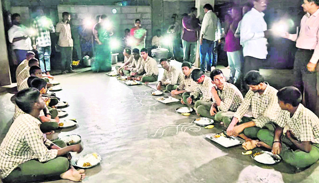 హాస్టల్‌లో సమస్యలపై కలెక్టర్‌కు మొర 1