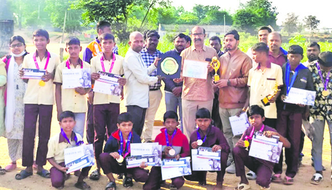 ప్రతిభ చాటి.. పతకాలు సాధించి..
1