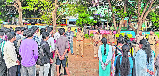 సెల్‌ఫోన్‌ డ్రైవింగ్‌ చేస్తే లైసెన్స్‌ రద్దు 1