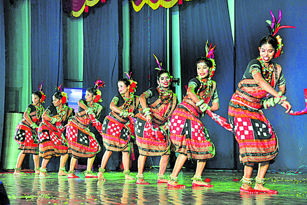 జాతీయ సమైక్యతను చాటిన జానపద నృత్యాలు 1