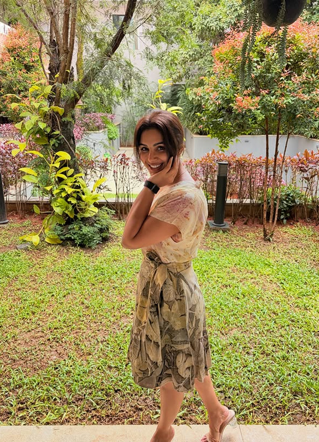 Samyukta in a dress designed with leaves and flowers (Photos)2