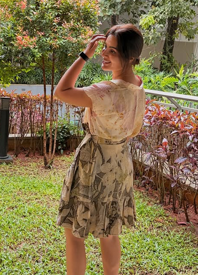 Samyukta in a dress designed with leaves and flowers (Photos)11