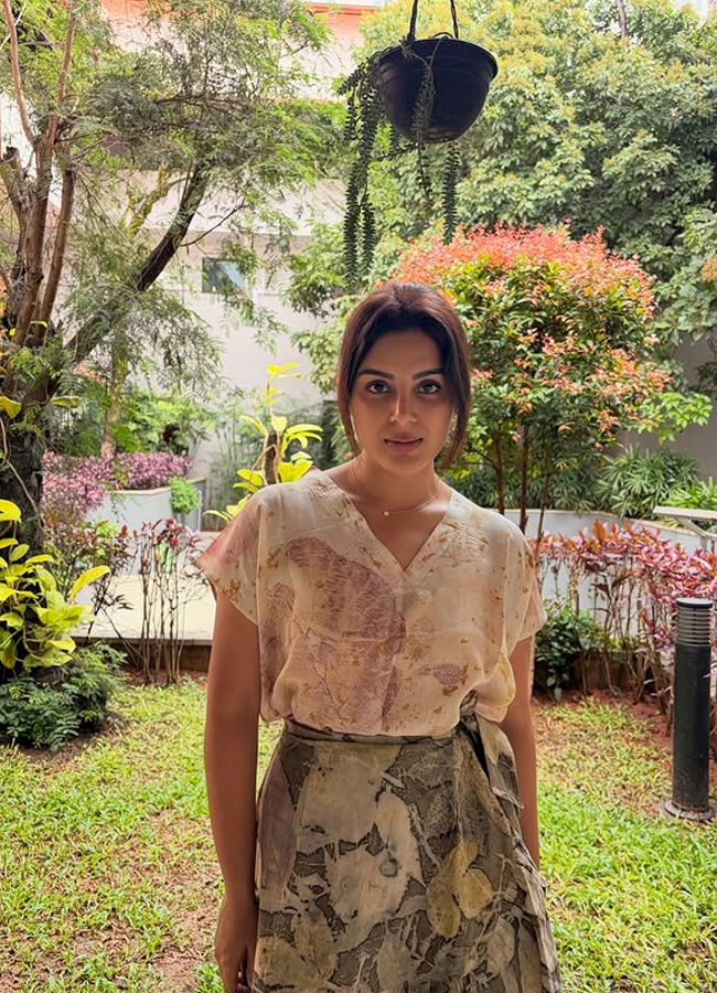 Samyukta in a dress designed with leaves and flowers (Photos)12