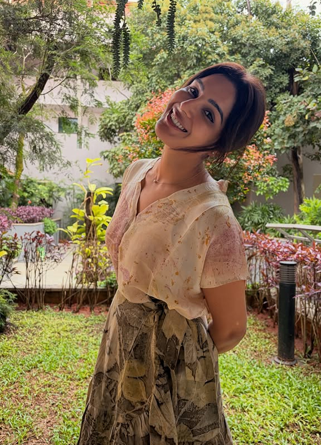 Samyukta in a dress designed with leaves and flowers (Photos)14