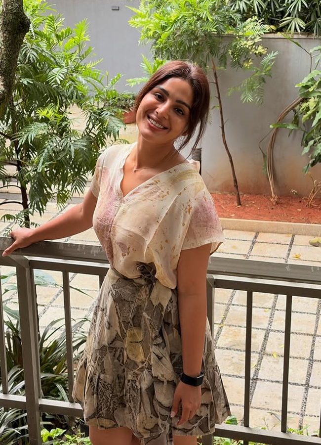 Samyukta in a dress designed with leaves and flowers (Photos)15