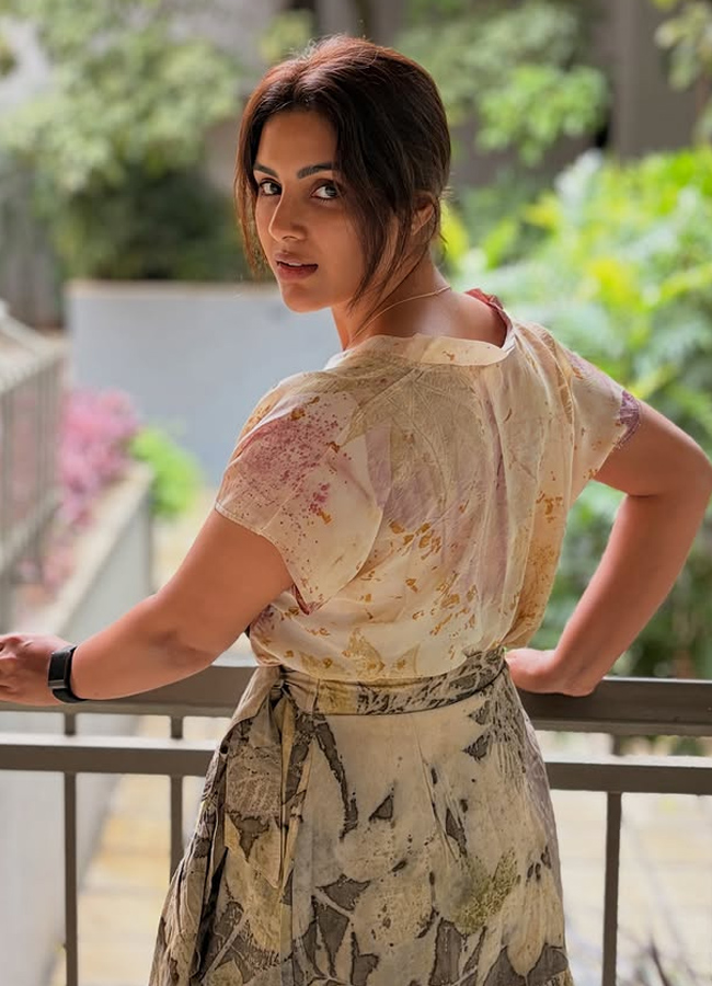 Samyukta in a dress designed with leaves and flowers (Photos)3