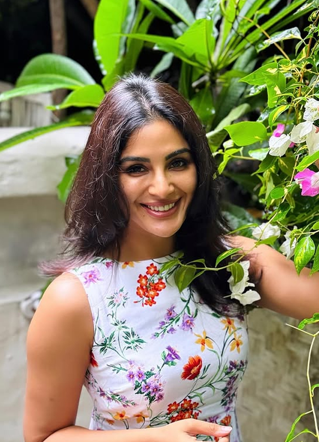 Samyukta in a dress designed with leaves and flowers (Photos)5