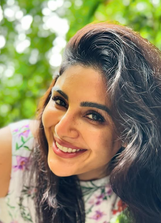 Samyukta in a dress designed with leaves and flowers (Photos)7