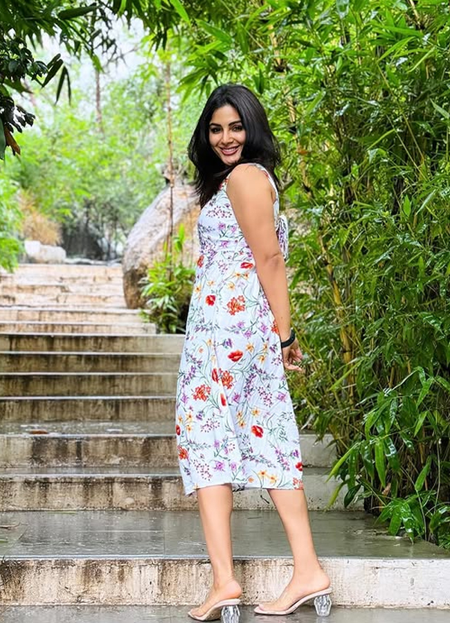 Samyukta in a dress designed with leaves and flowers (Photos)8