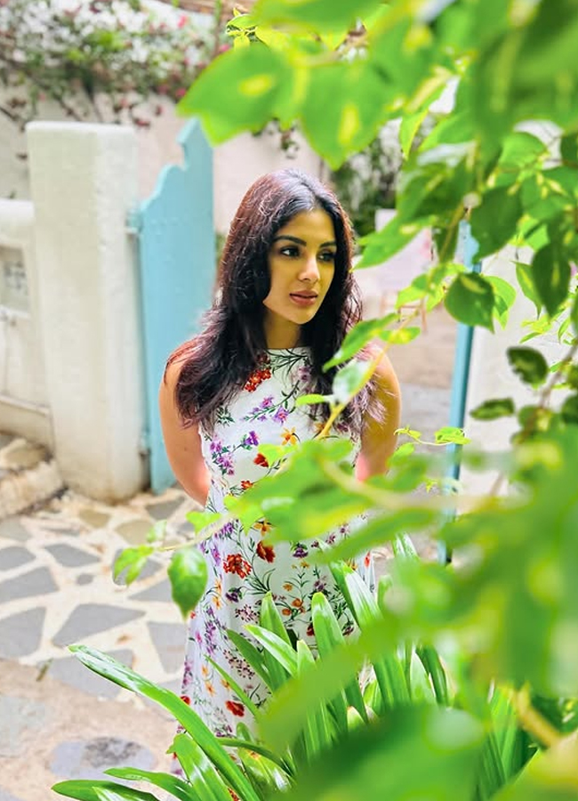 Samyukta in a dress designed with leaves and flowers (Photos)9