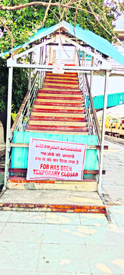 ప్రమాదమని తెలిసి..పట్టాలు దాటి..1